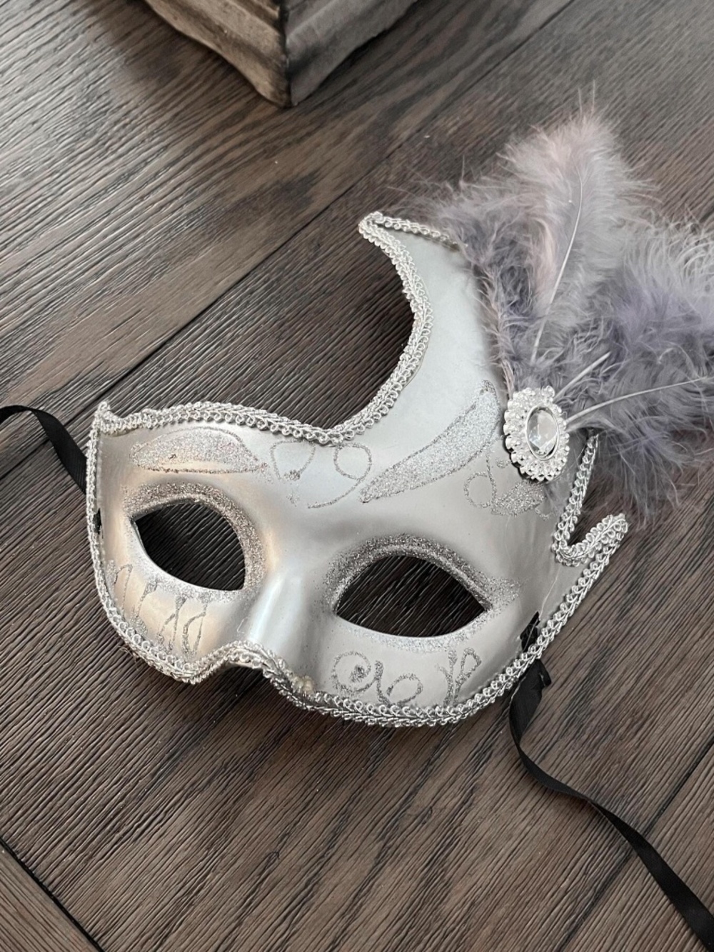 Silver FANCY SWAN Mardi Gras Side Feathered Plastic Glitter Mask